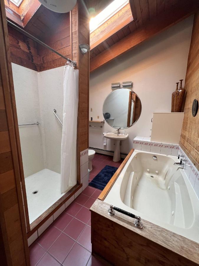 Cypress: Private Bedroom/Bathroom/Office, With Shared Pool, Hot Tub นอร์ทแวนคูเวอร์ ภายนอก รูปภาพ