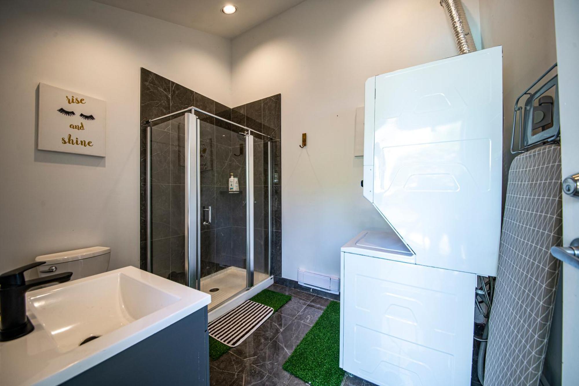 Cypress: Private Bedroom/Bathroom/Office, With Shared Pool, Hot Tub นอร์ทแวนคูเวอร์ ภายนอก รูปภาพ