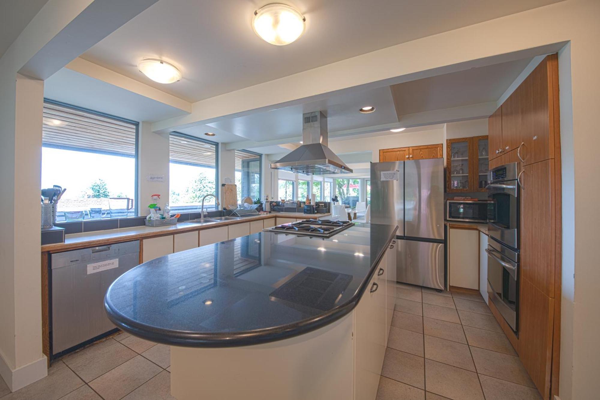 Cypress: Private Bedroom/Bathroom/Office, With Shared Pool, Hot Tub นอร์ทแวนคูเวอร์ ภายนอก รูปภาพ