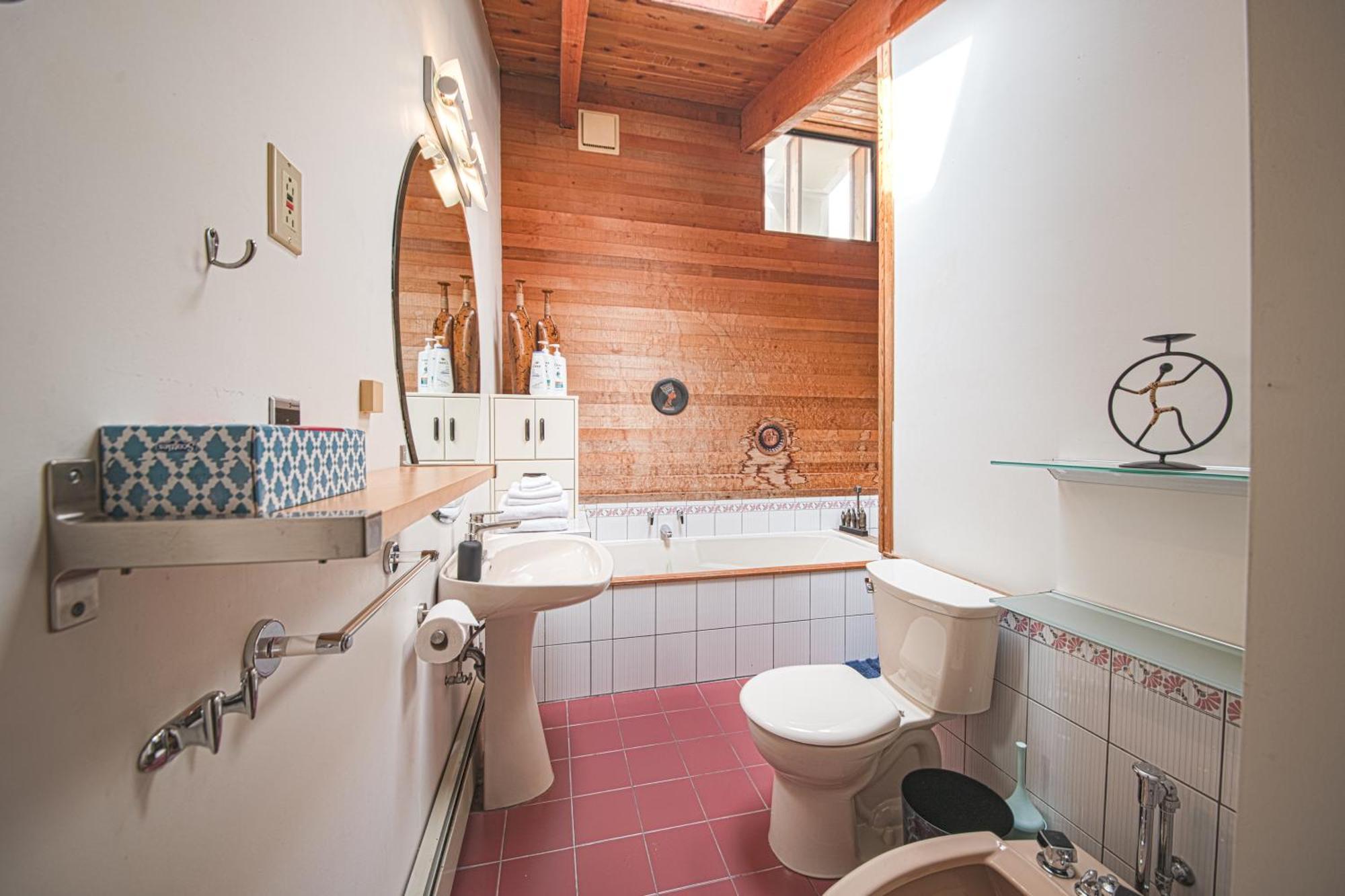 Cypress: Private Bedroom/Bathroom/Office, With Shared Pool, Hot Tub นอร์ทแวนคูเวอร์ ภายนอก รูปภาพ