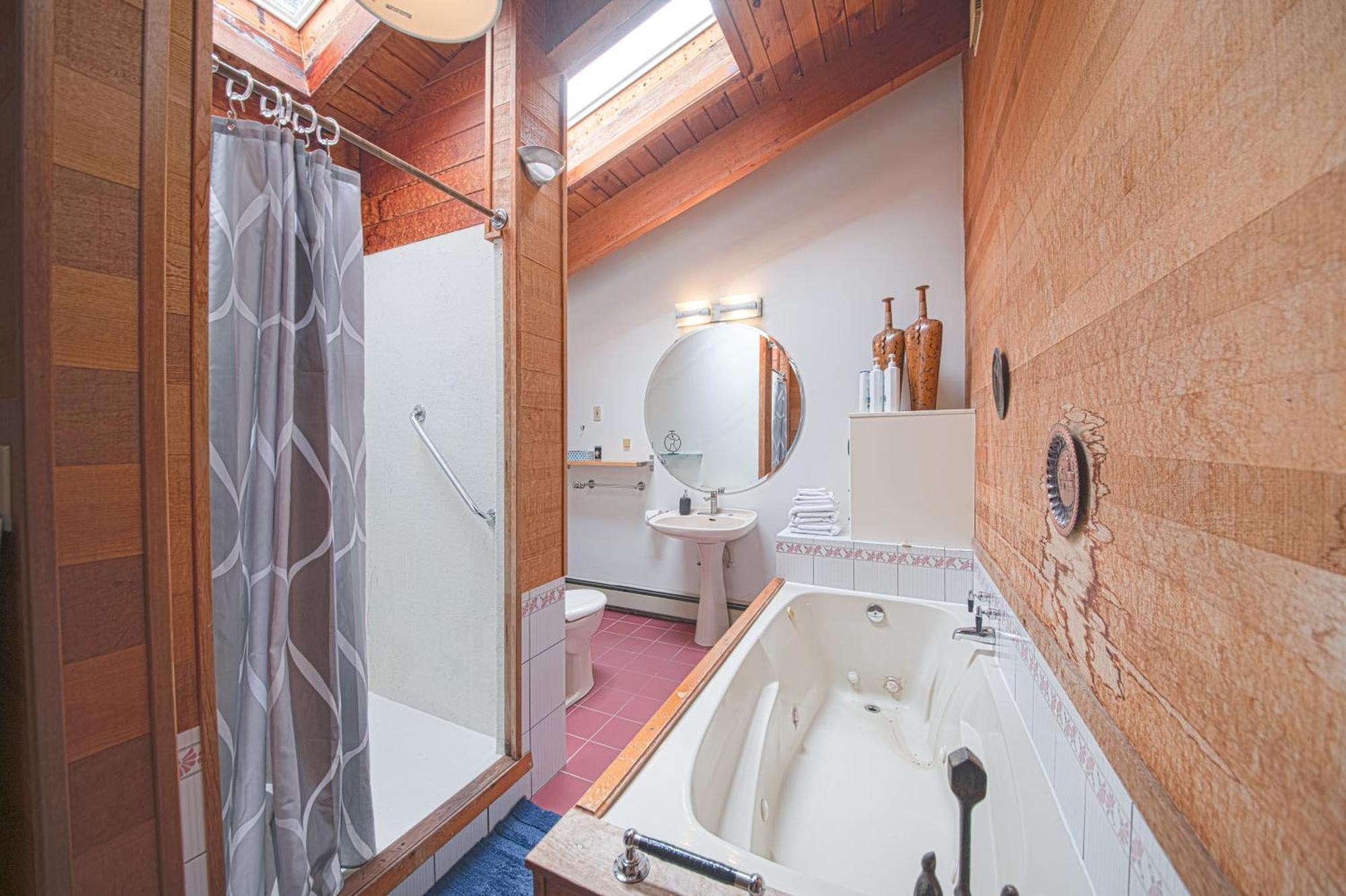 Cypress: Private Bedroom/Bathroom/Office, With Shared Pool, Hot Tub นอร์ทแวนคูเวอร์ ภายนอก รูปภาพ